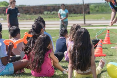 Açık hava oyunu çim çayır üzerinde yakın çekim arka görüş çok kültürlü çocuklar