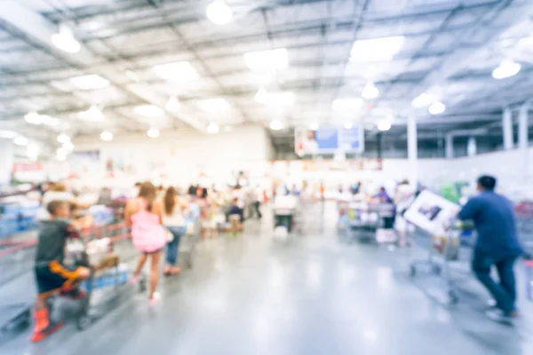Расплывчатый фон занят кассой в оптовом супермаркете в Америке — стоковое фото