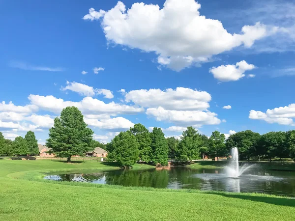 Pond with water fountain in small American neighborhood — Stock Photo, Image