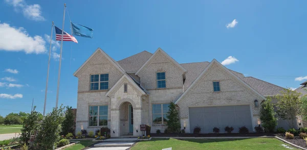 Vista panorámica de la nueva casa unifamiliar con bonito patio delantero cerca de Dallas, Texas — Foto de Stock