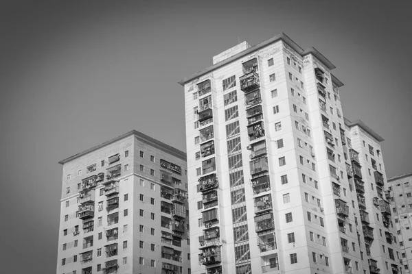 Imagem filtrada lookup condomínios típicos com roupas penduradas sobre céu azul em Hanói, Vietnã — Fotografia de Stock