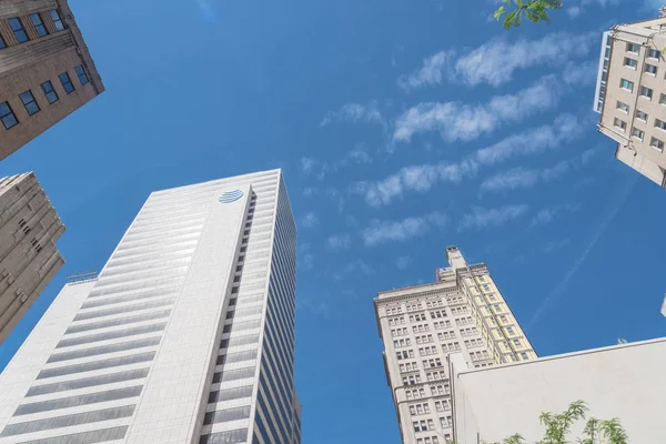 Whitacre Tower gebouw met At T logo in Downtown Dallas, Texas — Stockfoto