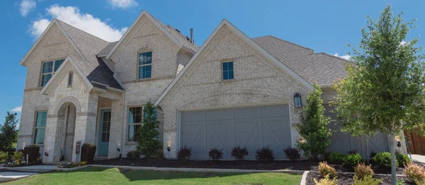Dallas, Teksas yakınlarındaki güzel döşeme ön bahçesinde panoramik görünümü yeni tek aile evi