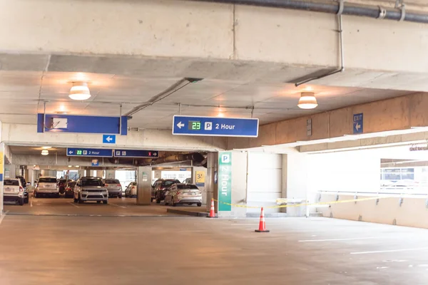 Limitação de estacionamento de 2 horas com direção LED ultra-sônica em tempo real na garagem moderna — Fotografia de Stock