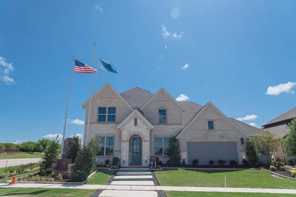 Nuevo modelo de casa unifamiliar con bandera americana cerca de Dallas, Texas — Foto de Stock