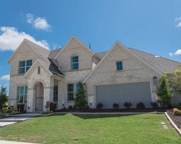 Nuevo modelo de casa unifamiliar con bandera americana cerca de Dallas, Texas — Foto de Stock