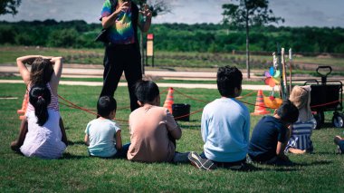 Filtreli görüntü yakın çekim arka görüş çok kültürlü çocuklar açık hava oyunu çim çayır
