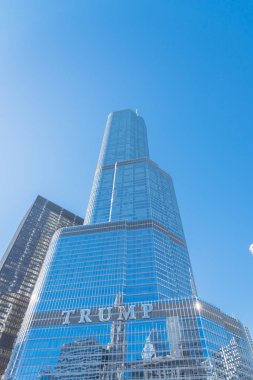 Chicago şehir merkezindeki Trump International Hotel, Tower'ın düşük açılı görünümü
