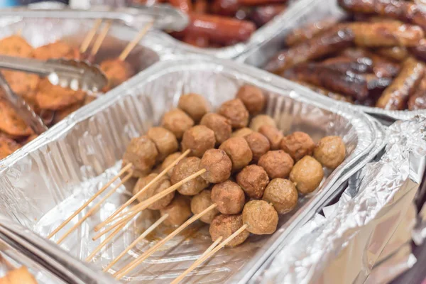 Mezcla de comida tradicional satay en el mercado asiático en América — Foto de Stock