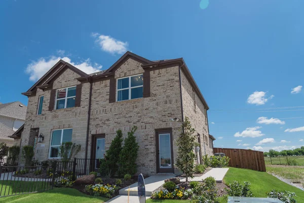 Nueva casa unifamiliar con bonito patio delantero cerca de Dallas, Texas — Foto de Stock