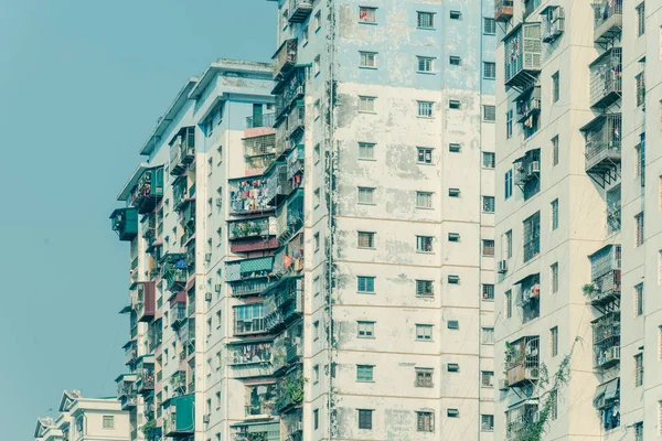 Condomínios típicos com roupas penduradas sobre o céu azul em Hanói, Vietnã — Fotografia de Stock