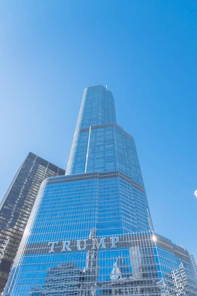 Vista de bajo ángulo del Trump International Hotel, Torre en el centro de Chicago —  Fotos de Stock