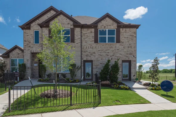 Nueva casa unifamiliar con bonito patio delantero cerca de Dallas, Texas — Foto de Stock