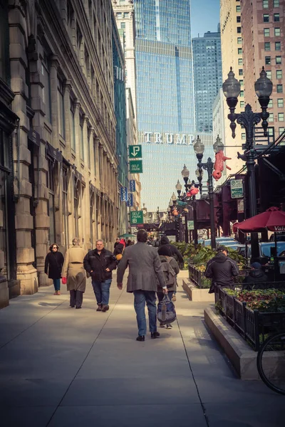 Personas caminando por North Wabash Avenue con la marca de hotel Trump en la distancia —  Fotos de Stock