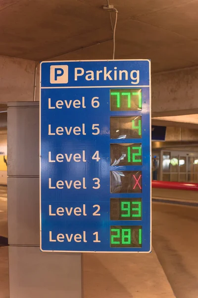 Smart szyld z dostępnymi miejscami dla każdego poziomu na parkingu w garażu na lotnisku amerykańskim — Zdjęcie stockowe