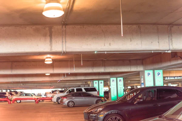Ψηλά πράσινα ή LED δείκτες που δείχνουν τις διαθέσιμες θέσεις στάθμευσης σε σύγχρονο γκαράζ — Φωτογραφία Αρχείου