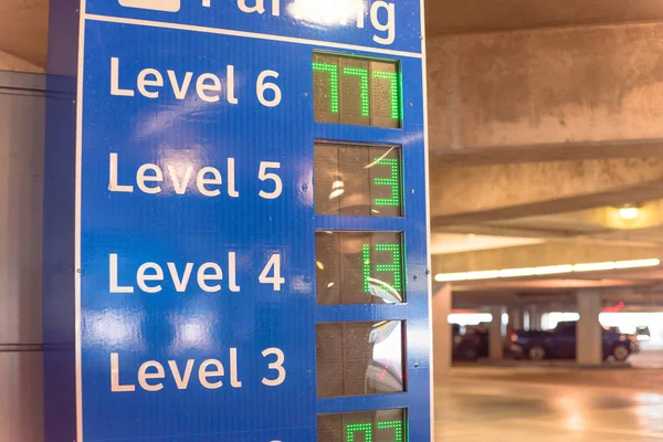 Placa inteligente com pontos disponíveis para cada nível na garagem de estacionamento no aeroporto americano — Fotografia de Stock
