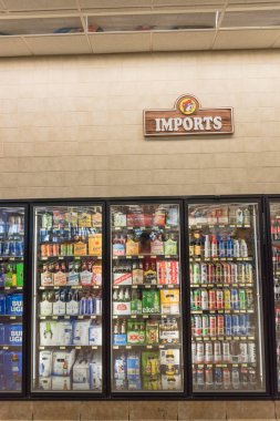 Amerikan bakkalında geniş şeker, enerji ve alkol seçenekleri