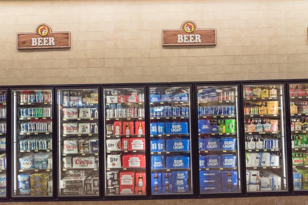 Botellas y latas de cerveza nacional e importada en exhibición en la tienda americana de conveniencia — Foto de Stock