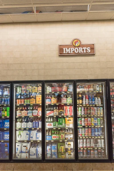 Große Auswahl an Zucker-, Energie- und Alkoholgetränken im amerikanischen Convenience Store — Stockfoto