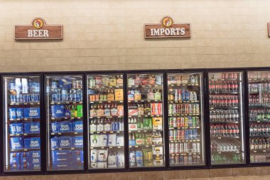 Amerikan bakkalında geniş şeker, enerji ve alkol seçenekleri