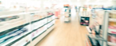 Panorama görünümü bulanık arka plan kozmetik ve Makyaj malzemeleri Amerikan güzellik mağazasında