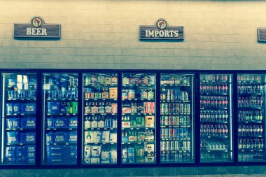 Amerikan bakkalında geniş şeker, enerji ve alkol seçenekleri