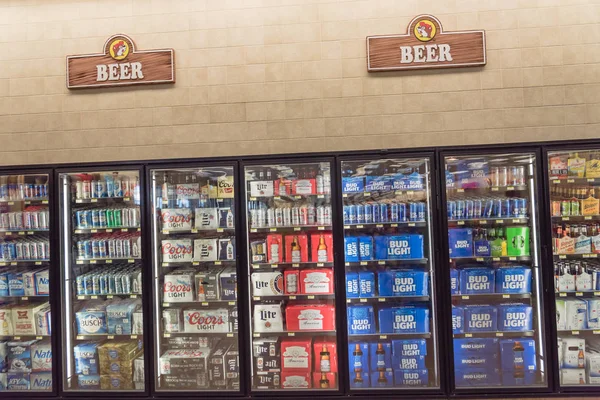 Garrafas e latas de cerveja doméstica e importada em exposição na loja de conveniência americana — Fotografia de Stock