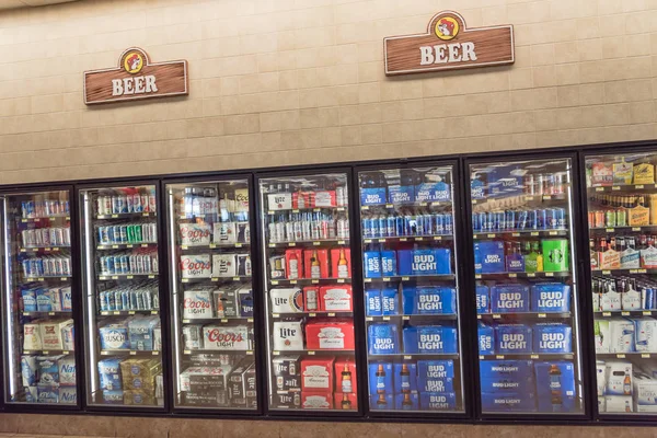 Bottiglie e lattine di birra nazionale e importata in mostra presso il minimarket americano — Foto Stock