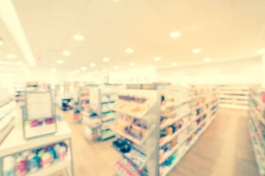 Amerikan güzellik mağazasında filtrelenmiş görüntü bulanık arka plan kozmetik ve makyaj malzemeleri