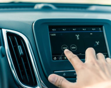 Erkek el araba Lcd infotainment ekranda radyo istasyonu değiştirme