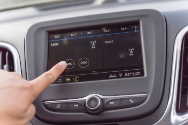 Erkek el araba Lcd infotainment ekranda radyo istasyonu değiştirme