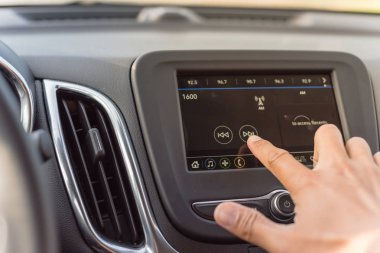 Erkek el araba Lcd infotainment ekranda radyo istasyonu değiştirme