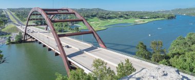 Colorado nehri ve Austin kireçtaşı uçurum üzerinde Panoramik Pennybacker Köprüsü