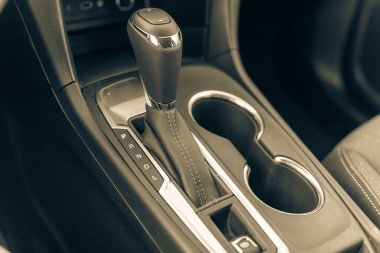 Modern araba içinde P modunda filtrelenmiş görüntü otomatik şanzıman
