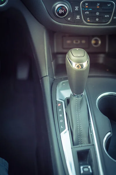 Автоматическая коробка передач в режиме P внутри современного автомобиля — стоковое фото