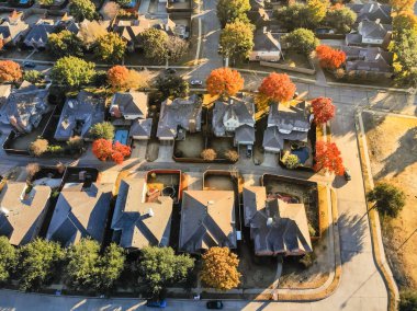 Soğuk sonbahar sabah hafif kar kaplı çatı ile üst görünüm tipik park yan evler