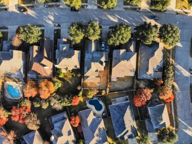 Soğuk sonbahar sabahı hafif kar kaplı çatı ile hava görünümü tipik ev