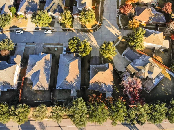 Letecký pohled typický dům s lehkým sněhem pokrytou střechou v chladném pádu ráno — Stock fotografie