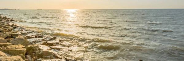 マラカの水平にパノラマビューロングブレークウォール海岸線と夕日 — ストック写真