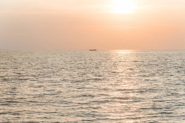 Melaka, Malezya sahilinde gün batımının huzurlu sahnesi — Stok fotoğraf