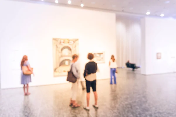 Desfocado fundo pessoas olhando para exibição de arte fina no museu na América — Fotografia de Stock