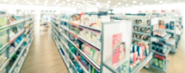 Panorama görünümü bulanık arka plan kozmetik ve Makyaj malzemeleri Amerikan güzellik mağazasında