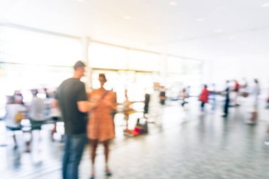 Teksas, ABD'de müze girişinde çeşitli insanların bulanık arka plan uzun kuyruk