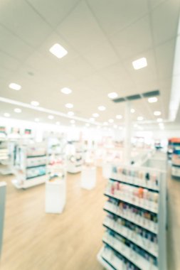 Amerikan güzellik mağazasında filtrelenmiş görüntü bulanık arka plan kozmetik ve makyaj malzemeleri