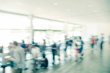 Teksas, ABD'de müze girişinde çeşitli insanların bulanık arka plan uzun kuyruk