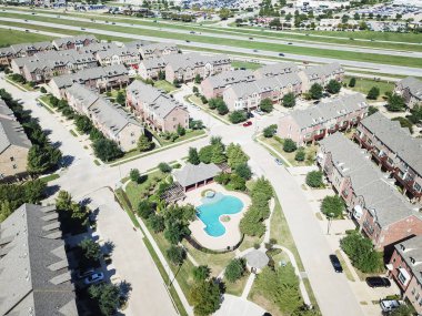 Interstate 635 karayolu banliyöleri Dallas yakınında havuzlu üst görünüm yeni apartman