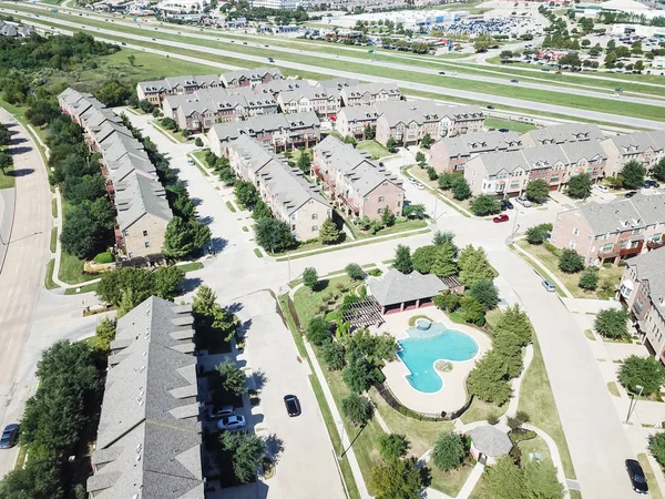 Immeuble d'appartements avec piscine près de l'autoroute et des rues commerçantes — Photo