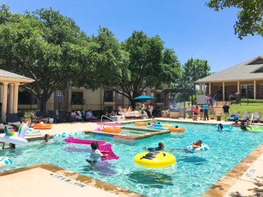 Dallas, Teksas yakınlarındaki apartman kompleksinde Sümer ikamet havuz parti olay