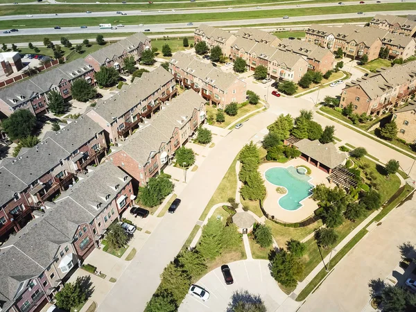 Vista superior nuevo edificio de apartamentos con piscina cerca de la carretera interestatal 635 suburbios Dallas — Foto de Stock